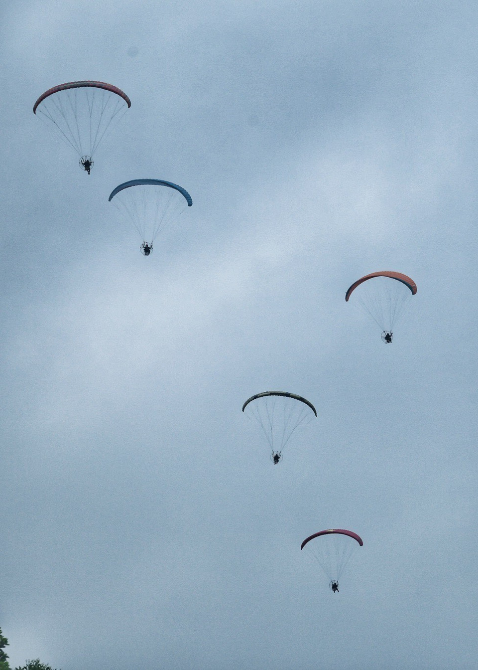 Trình diễn dù lượn tại lễ khai mạc Giải đua xe ôtô địa hình Việt Nam PVOIL CUP 2023. (Ảnh: Tuấn Đức/TTXVN)