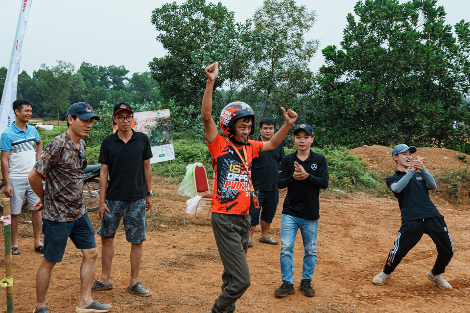 Vận động viên Đỗ Hoàng Trung (đội 210) ăn mừng thành tích thi đấu tại đường đua số 9. (Ảnh: Phạm Tuấn Anh/TTXVN)