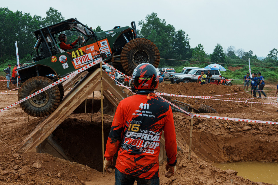 Đội 411 tranh tài tại đường đua số 5. (Ảnh: Phạm Tuấn Anh/TTXVN)