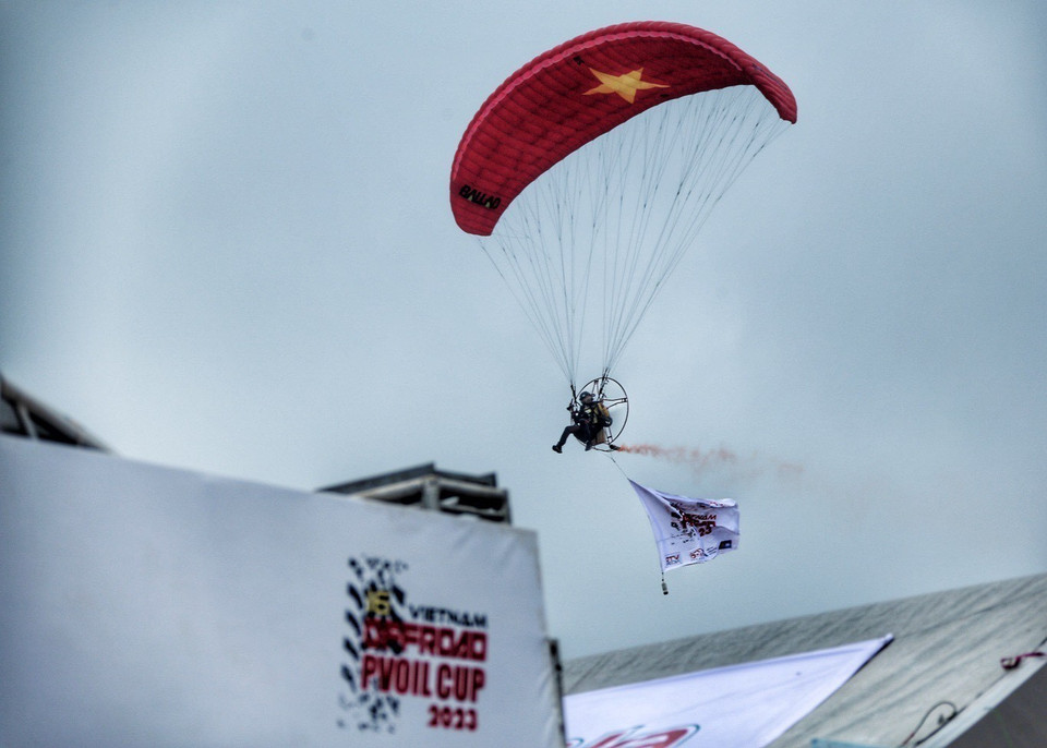 Trình diễn dù lượn tại lễ khai mạc Giải đua xe ôtô địa hình Việt Nam PVOIL CUP 2023. (Ảnh: Tuấn Đức/TTXVN)