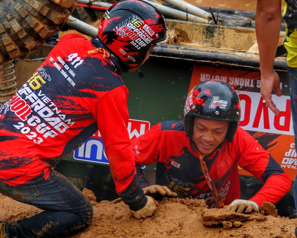 Đội 411 gặp sự cố tại đường đua số 5. (Ảnh: Tuấn Đức/TTXVN)