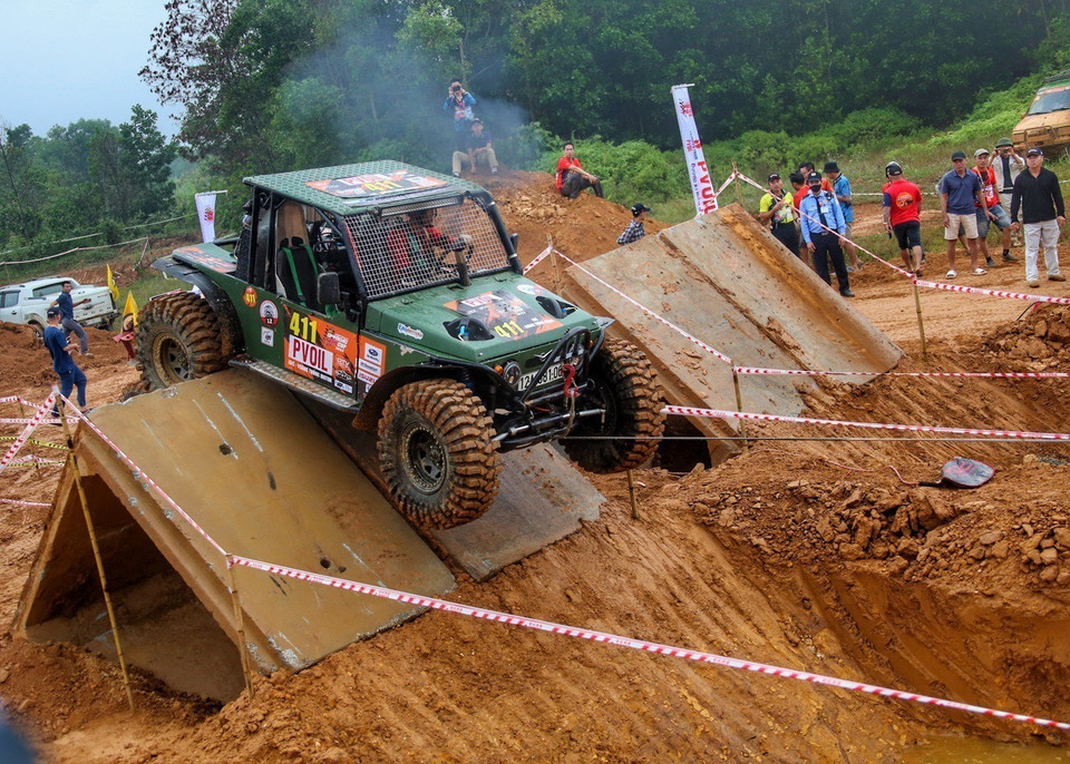 Đội xe 411 tranh tài ở đường đua số 5. (Ảnh: Tuấn Đức/TTXVN)