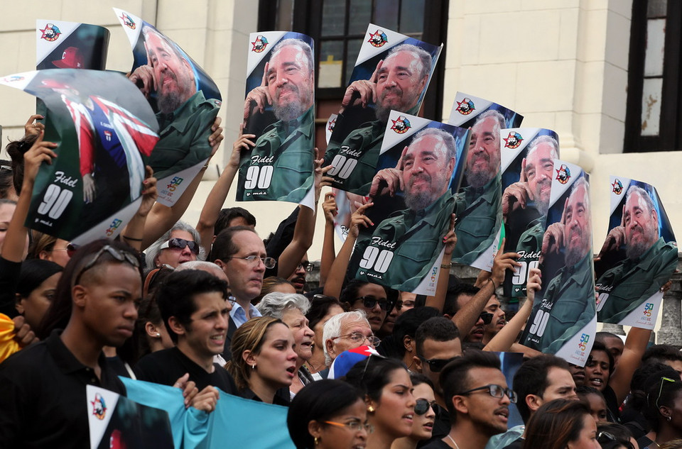 Người phụ nữ khóc bên ngoài cổng Đại sứ quán Cuba tại Mexico. (Nguồn: Reuters)