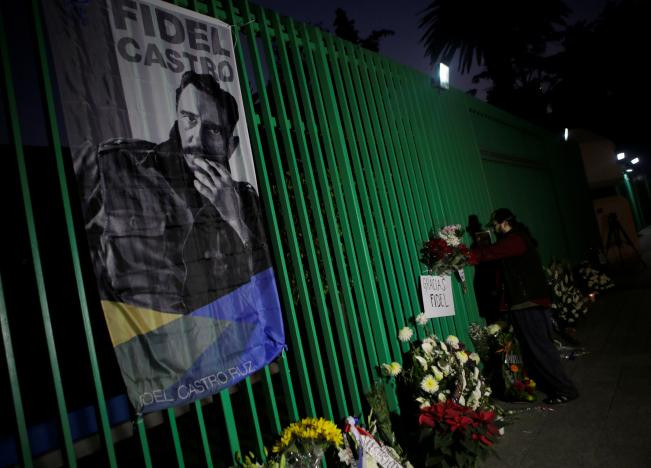 Người dân Cuba thắp nến tưởng niệm Lãnh tụ Fidel Castro tại La Habana ngày 26/11. (Nguồn: AP/TTXVN)