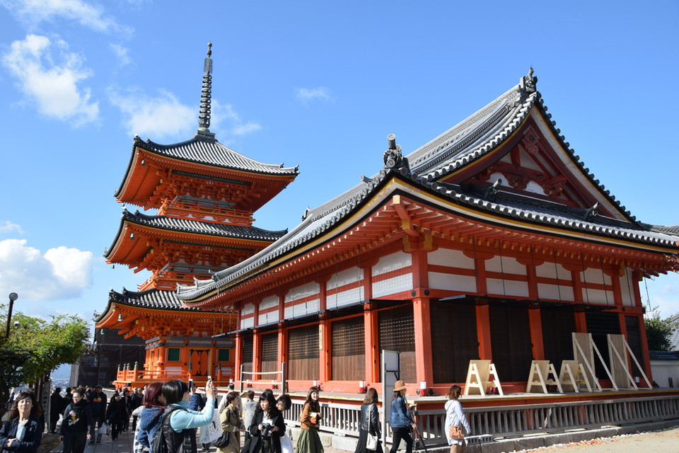 Vũ đài này là bộ phận trung tâm của hành lang phụ cắt ngang chính điện - nhô ra từ vách đá, được chống đỡ bởi 139 cây cột bằng gỗ Zelkova và hoàn toàn không sử dụng đinh. (Ảnh: Nguyễn Tuyến/Vietnam+)