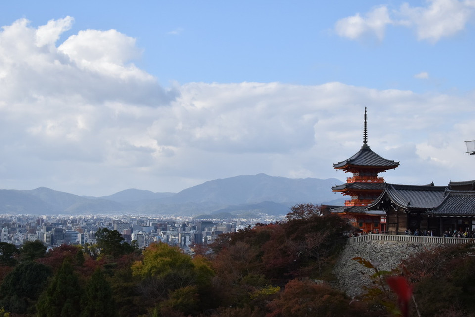 Phong cảnh nhìn từ chùa Kiyomizu vô cùng nên thơ. (Ảnh: Nguyễn Tuyến/Vietnam+)