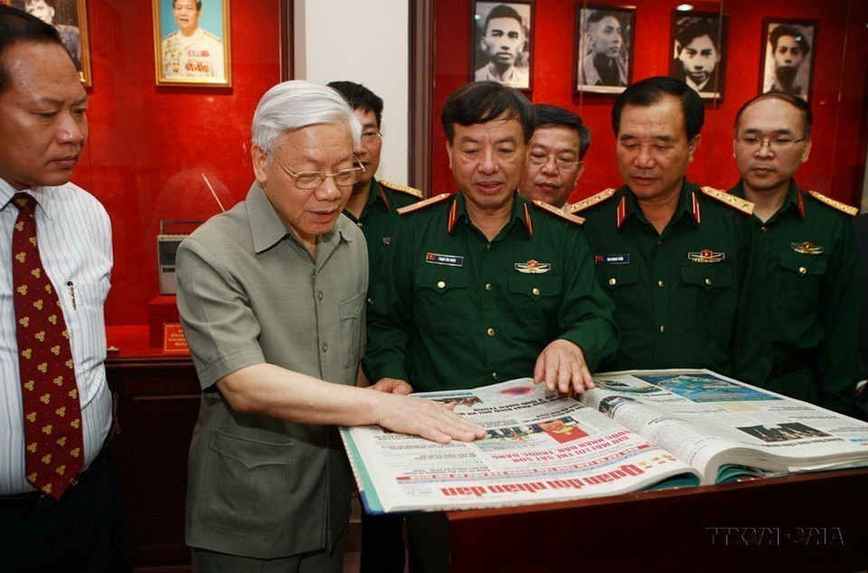 Tổng Bí thư Nguyễn Phú Trọng xem các ấn phẩm của Báo Quân đội nhân dân tại Lễ kỷ niệm 65 năm ngày Báo ra số đầu tiên (20/10/1950 - 20/10/2015). (Ảnh: Lâm Khánh/TTXVN)