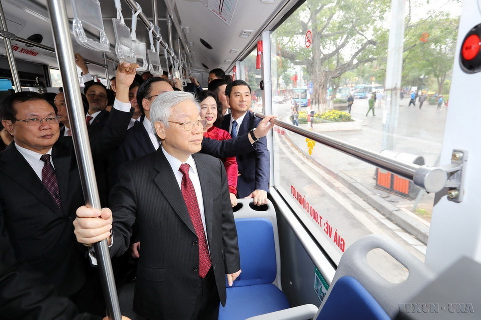 Tổng Bí thư Nguyễn Phú Trọng đi xe buýt trong chuyến thăm, chúc Tết Thành ủy, Hội đồng Nhân dân, Ủy ban Nhân dân và Ủy ban Mặt trận Tổ quốc Việt Nam thành phố Hà Nội (28/1/2017). (Ảnh: Trí Dũng/TTXVN)