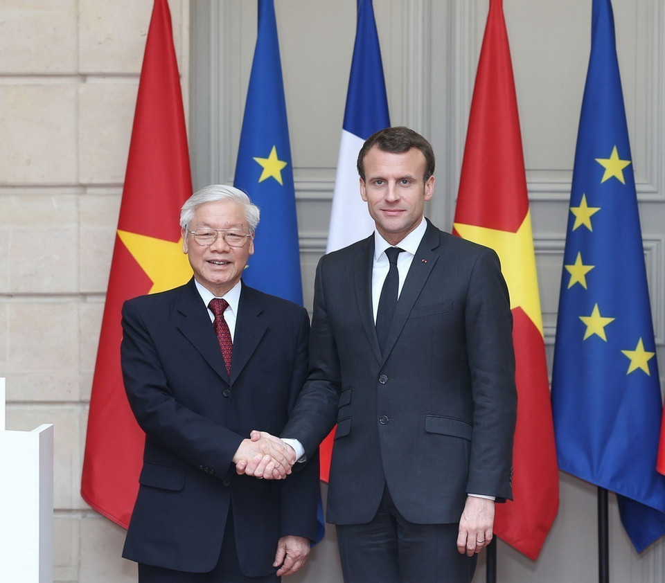 Tổng thống Pháp Emmanuel Macron đón Tổng Bí thư Nguyễn Phú Trọng thăm chính thức Cộng hòa Pháp, chiều 27/3/2018. (Ảnh: Trí Dũng/TTXVN)