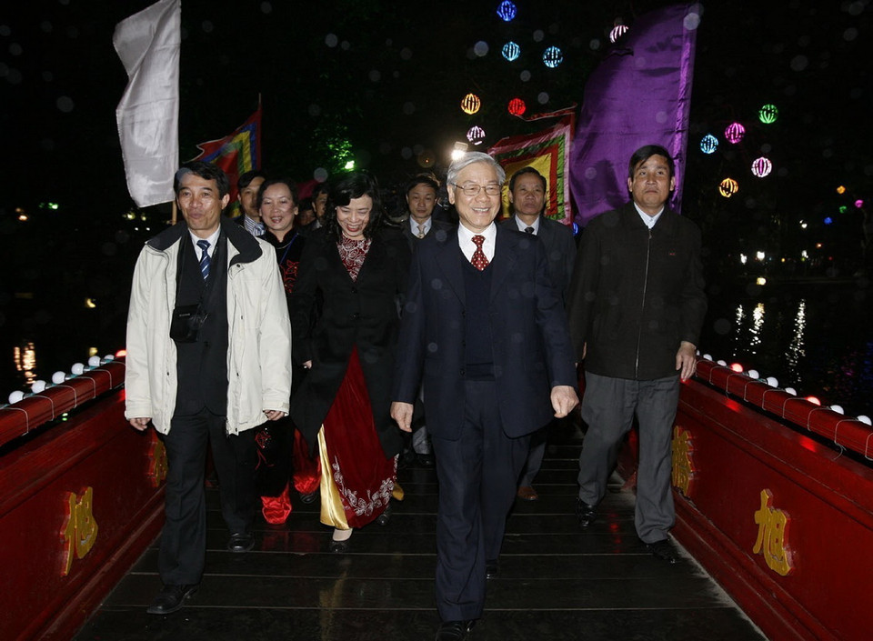 Chủ tịch Quốc hội Nguyễn Phú Trọng thăm Đền Ngọc Sơn, tối 30 Tết Canh Dần (13/2/2010). (Ảnh: Trí Dũng/TTXVN)