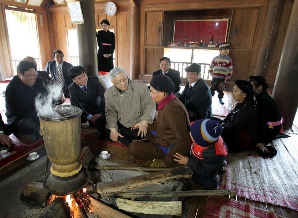 Tổng Bí thư, Chủ tịch Quốc hội Nguyễn Phú Trọng thăm, tặng quà Tết cụ Hoàng Văn Bảo (nhân chứng lịch sử Đại hội đại biểu toàn quốc lần thứ II của Đảng) ở xã Kim Bình, huyện Chiêm Hoá, tỉnh Tuyên Quang, ngày 28/1/2011. (Ảnh: Trí Dũng/ TTXVN)