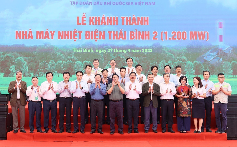 Thủ tướng Phạm Minh Chính với các đại biểu tại Lễ khánh thành Nhà máy nhiệt điện Thái Bình 2. (Ảnh: Dương Giang/TTXVN)