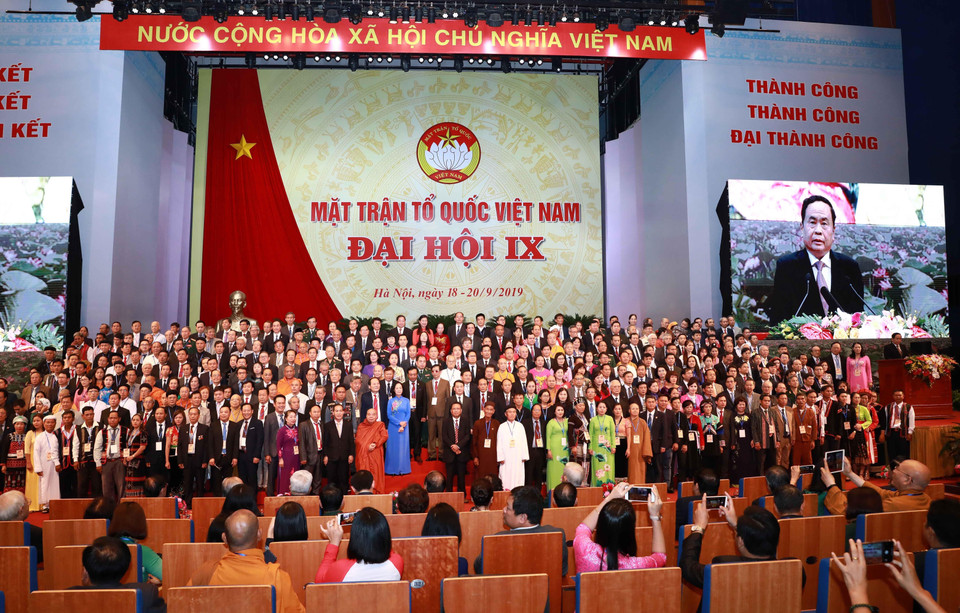 Thủ tướng Nguyễn Xuân Phúc cùng các đồng chí lãnh đạo Đảng, Nhà nước với các Ủy viên Ủy ban Trung ương Mặt trận Tổ quốc Việt Nam khóa IX. (Ảnh: TTXVN)