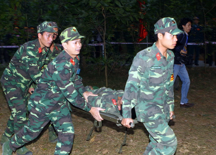 Thực hành cấp cứu các thương binh trong khu vực bệnh viện dã chiến. (Ảnh: Trọng Đức/TTXVN)