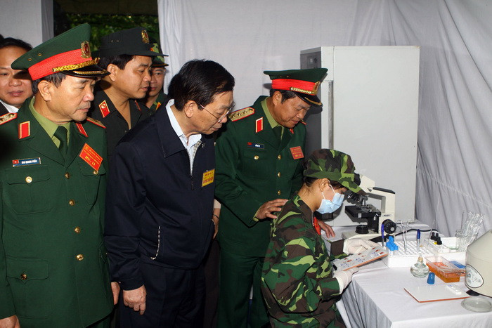 Thượng tướng Đỗ Bá Tỵ, Tổng Tham mưu trưởng Quân đội nhân dân Việt Nam, Thứ trưởng Bộ Quốc phòng và đồng chí Nguyễn Thế Thảo, Chủ tịch UBND thành phố Hà Nội cùng các đại biểu tham quan bệnh viện dã chiến. (Ảnh: Trọng Đức/TTXVN)