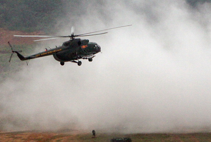 Máy bay trực thăng của của Trung đoàn không quân 916 tham gia diễn tập. (Ảnh: Trọng Đức/TTXVN)