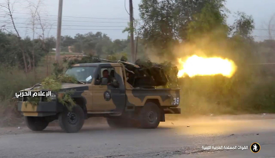 Ngày 18/4/2019, Đặc phái viên Liên hợp quốc về vấn đề Libya Ghassan Salame cảnh báo nguy cơ xảy ra xung đột lớn tại Libya khi một số quốc gia khuyến khích Tướng Khalifa Haftar tấn công vào Tripoli. Trong ảnh (video do lực lượng LNA đăng trên Facebook ngày 16/4/2019): Các tay súng Quân đội Quốc gia Libya tự xưng (LNA) giao tranh với lực lượng ủng hộ Chính phủ Libya ở ngoại ô phía Nam thủ đô Tripoli. (Ảnh: AFP/TTXVN)