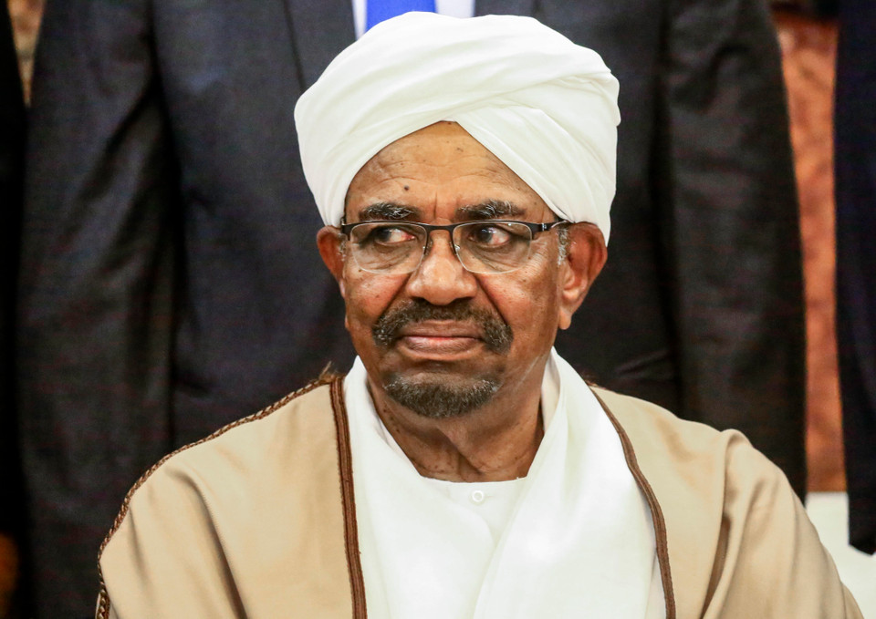 Nguồn tin quân đội Sudan ngày 17/4/2019 cho biết Tổng thống bị phế truất của nước này Omar al-Bashir đã được chuyển đến nhà tù Kober ở thủ đô Khartoum. Trong ảnh (tư liệu): Ông Omar al-Bashir lúc là Tổng thống Sudan tại lễ tuyên thệ nhậm chức của nội các mới ở thủ đô Khartoum ngày 14/3/2019. (Ảnh: AFP/TTXVN)