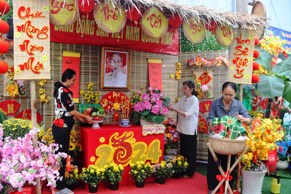 Người dân sinh sống tại hẻm 153 Nguyễn Thị Minh Khai (quận 1) trang trí tiểu cảnh đón Tết Nguyên đán 2024. (Ảnh: Thu Hương/TTXVN)