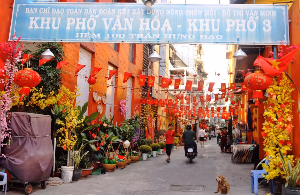 Hẻm 100 Trần Hưng Đạo (quận 1) rực rỡ sắc đỏ chào đón Năm mới. (Ảnh: Thu Hương/TTXVN)