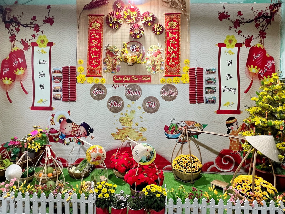 Tiểu cảnh với chủ đề "Trên bến dưới thuyền" tại chung cư trên đường Nguyễn Thái Bình (quận 1) . (Ảnh: Thu Hương/TTXVN)