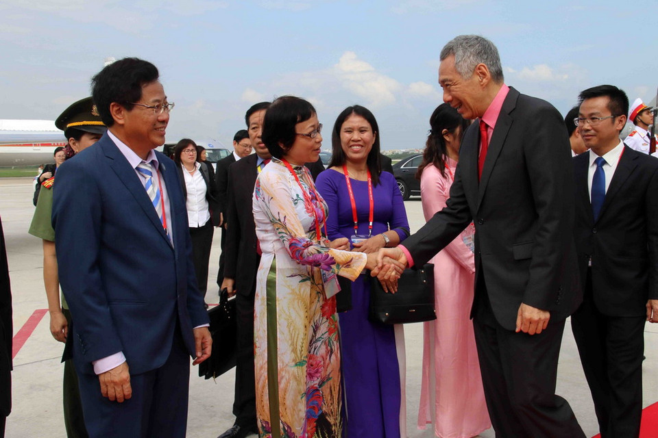 Sáng 12/11, tại Sân bay quốc tế Đà Nẵng diễn ra Lễ tiễn chính thức Thủ tướng Singapore Lý Hiển Long cùng đoàn đại biểu cấp cao tham dự Tuần lễ Cấp cao APEC 2017. (Ảnh: TTXVN)