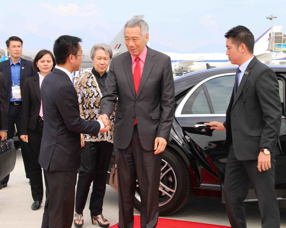 Sáng 12/11, tại Sân bay quốc tế Đà Nẵng diễn ra Lễ tiễn chính thức Thủ tướng Singapore Lý Hiển Long cùng đoàn đại biểu cấp cao tham dự Tuần lễ Cấp cao APEC 2017. (Ảnh: TTXVN)