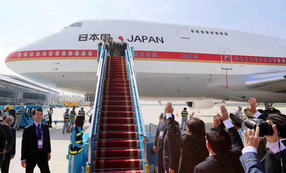 Sáng 12/11, tại Sân bay quốc tế Đà Nẵng diễn ra Lễ tiễn chính thức Thủ tướng Nhật Bản Shinzo Abe cùng đoàn đại biểu cấp cao tham dự Tuần lễ Cấp cao APEC 2017. (Ảnh: TTXVN)