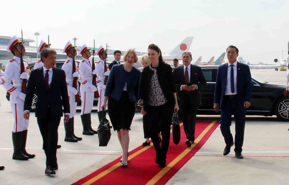Sáng 12/11, tại Sân bay quốc tế Đà Nẵng diễn ra Lễ tiễn chính thức Thủ tướng New Zealand Jacinda Ardern cùng đoàn đại biểu cấp cao tham dự Tuần lễ Cấp cao APEC 2017. (Ảnh: TTXVN)