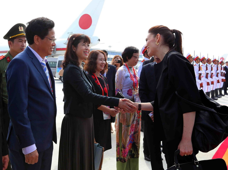 Sáng 12/11, tại Sân bay quốc tế Đà Nẵng diễn ra Lễ tiễn chính thức Thủ tướng New Zealand Jacinda Ardern cùng đoàn đại biểu cấp cao tham dự Tuần lễ Cấp cao APEC 2017. (Ảnh: TTXVN)