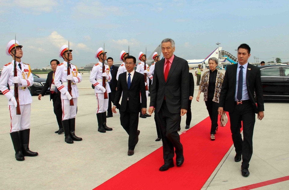 Sáng 12/11, tại Sân bay quốc tế Đà Nẵng diễn ra Lễ tiễn chính thức Thủ tướng Singapore Lý Hiển Long cùng đoàn đại biểu cấp cao tham dự Tuần lễ Cấp cao APEC 2017. (Ảnh: TTXVN)