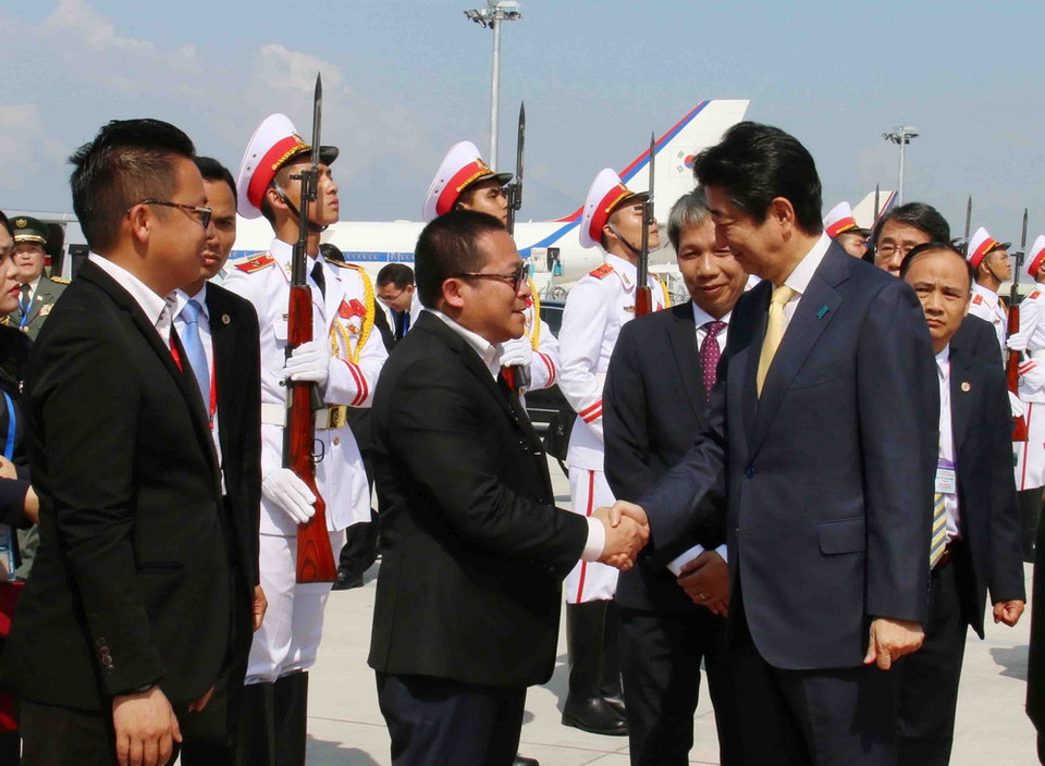 Sáng 12/11, tại Sân bay quốc tế Đà Nẵng diễn ra Lễ tiễn chính thức Thủ tướng Nhật Bản Shinzo Abe cùng đoàn đại biểu cấp cao tham dự Tuần lễ Cấp cao APEC 2017. (Ảnh: TTXVN)