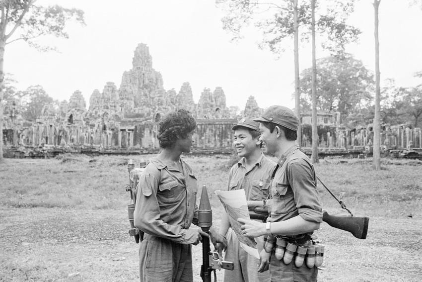 Bộ đội Việt Nam và Campuchia bảo vệ đền Angkor Wat (7/1982). (Ảnh: Quang Thành/TTXVN)