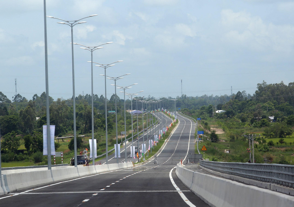  Mặt cắt ngang cầu rộng 24,5m bao gồm 4 làn xe ôtô và hai làn xe thô sơ. Đường dẫn vào cầu được thiết kế với quy mô mặt cắt ngang 20,6m gồm 4 làn xe cơ giới và 2 làn xe thô sơ, tốc độ thiết kế 80km/h. (Ảnh: Huy Hùng/TTXVN)