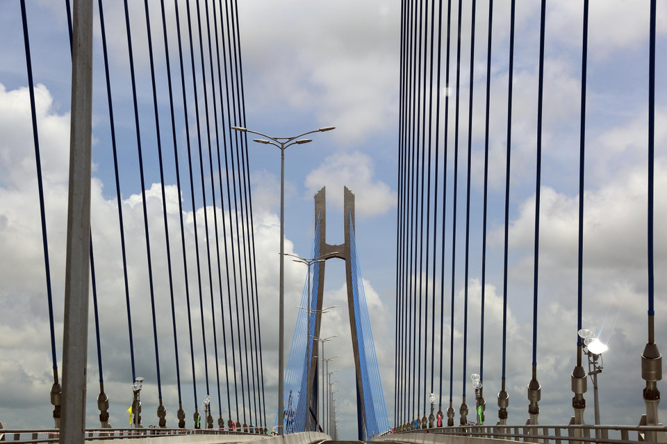 Cầu Vàm Cống cách bến phà Vàm Cống khoảng 1,5km về phía hạ lưu, cách cầu Cần Thơ khoảng 48km về phía thượng lưu. (Ảnh: Huy Hùng/TTXVN)