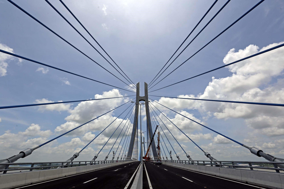 Cầu Vàm Cống được thiết kế với quy mô cầu dây văng hai mặt phẳng dây, nhịp chính dài 450m, tĩnh không thông thuyền 37,5m. Trụ tháp cao 143,9m. (Ảnh: Huy Hùng/TTXVN)