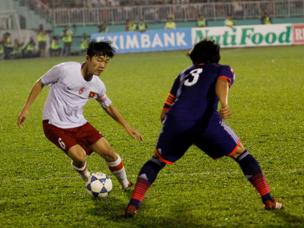 Đội trưởng Xuân Trường gặp khó trước các cầu thủ Nhật. (Ảnh: Minh Chiến/Vietnam+)