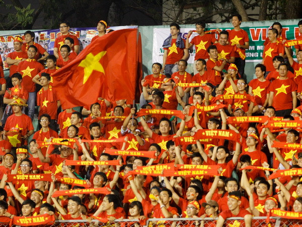 Bất chấp điều đó, các cổ động viên vẫn cỗ vũ đội tuyển nhiệt thành. (Ảnh: Minh Chiến/Vietnam+)