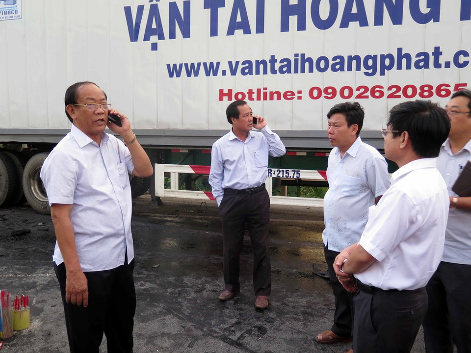  Chủ tịch UBND tỉnh Quảng Nam Đinh Văn Thu (bên trái) có mặt tại hiện trường để chỉ đạo công tác khắc phục hậu quả vụ tai nạn. (Ảnh: Đỗ Trưởng/TTXVN)