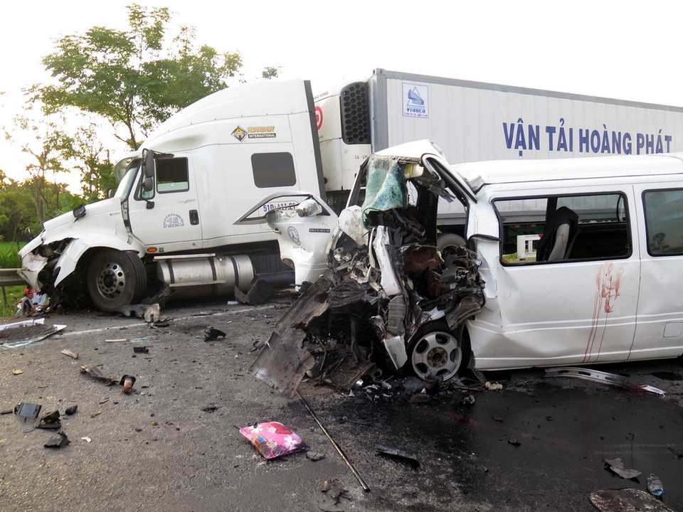 Ôtô chở khách mang biển số 75B-00052 chở 17 người ở xã Hải Sơn, huyện Hải Lăng, tỉnh Quảng Trị đã va chạm cực mạnh với xe container mang biển số 51D-41121 chạy chiều ngược lại. (Ảnh: Đỗ Trưởng/TTXVN)