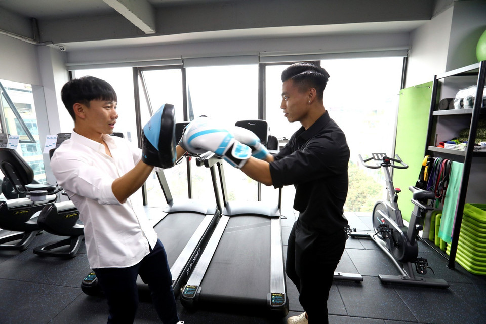 Các tuyển thủ bóng đá Việt Nam tham quan Trung tâm. (Ảnh: Thành Đạt/TTXVN)