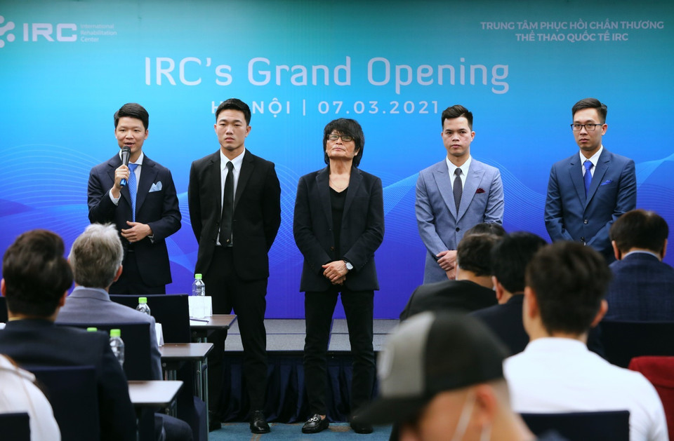 Tuyển thủ quốc gia Việt Nam Lương Xuân Trường (người đồng sáng lập) cùng đội ngũ bác sỹ chuyên gia Trung tâm phục hồi chấn thương thể thao quốc tế IRC phát biểu tại buổi lễ ra mắt. (Ảnh: Thành Đạt/TTXVN)
