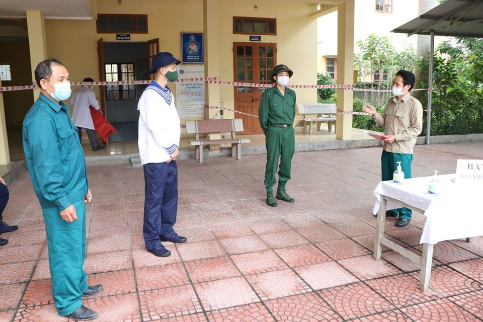 Đại diện Hội đồng nghĩa vụ quân sự xã Yết Kiêu, huyện Gia Lộc động viên, dặn dò tân binh trước khi lên đường nhập ngũ. (Ảnh: Mạnh Minh/TTXVN)