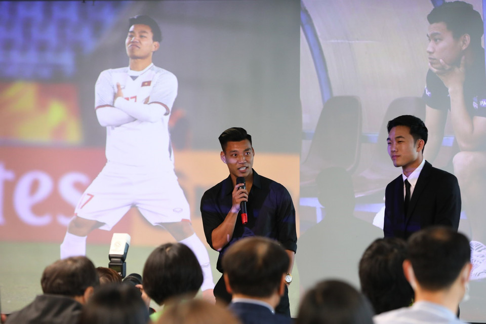 Tuyển thủ bóng đá quốc gia Vũ Văn Thanh chia sẻ về những chấn thương đã gặp trong sự nghiệp tại lễ ra mắt. (Ảnh: Thành Đạt/TTXVN)