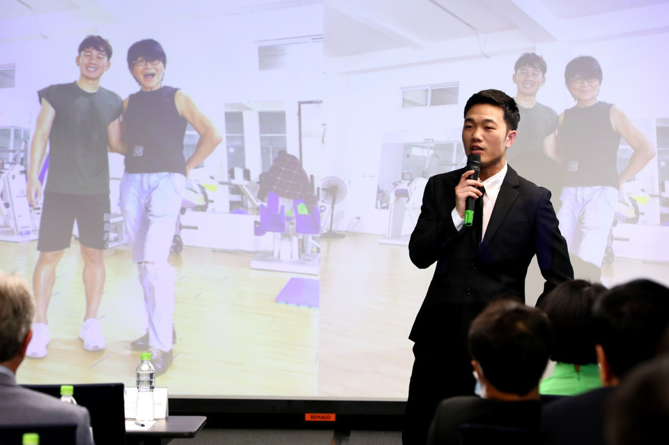 Tuyển thủ quốc gia Việt Nam Lương Xuân Trường (người đồng sáng lập Trung tâm phục hồi chấn thương thể thao quốc tế IRC) phát biểu tại buổi lễ ra mắt. (Ảnh: Thành Đạt/TTXVN)