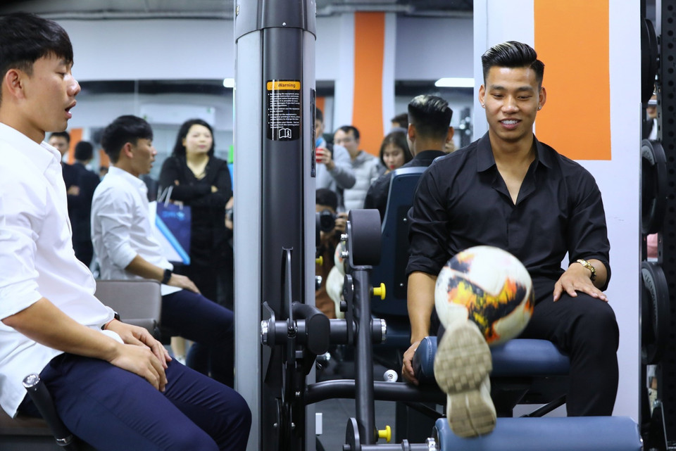 Các tuyển thủ bóng đá Việt Nam gồm Văn Thanh, Hồng Duy, Minh Vương tham quan Trung tâm. (Ảnh: Thành Đạt/TTXVN)