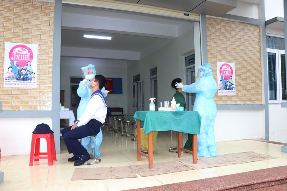 Sáng 7/3, tại trạm y tế xã Hưng Đạo, huyện Tứ Kỳ, 18 thanh niên xã Hưng Đạo đã được lấy mẫu xét nghiệm SARS-CoV-2 trước khi lên đường nhập ngũ. (Ảnh: Mạnh Minh/TTXVN)