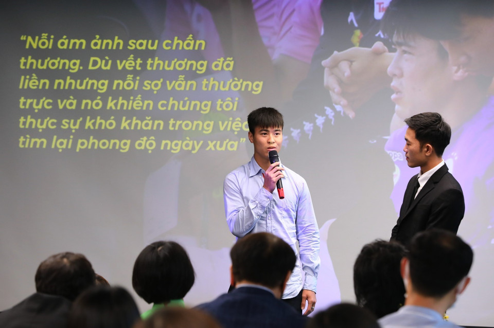 Tuyển thủ bóng đá quốc gia Nguyễn Duy Mạnh chia sẻ về những chấn thương đã gặp trong sự nghiệp và mong muốn Trung tâm phục hồi chấn thương thể thao quốc tế IRC sẽ là điểm đến thích hợp cho các vận động viên. (Ảnh: Thành Đạt/TTXVN)