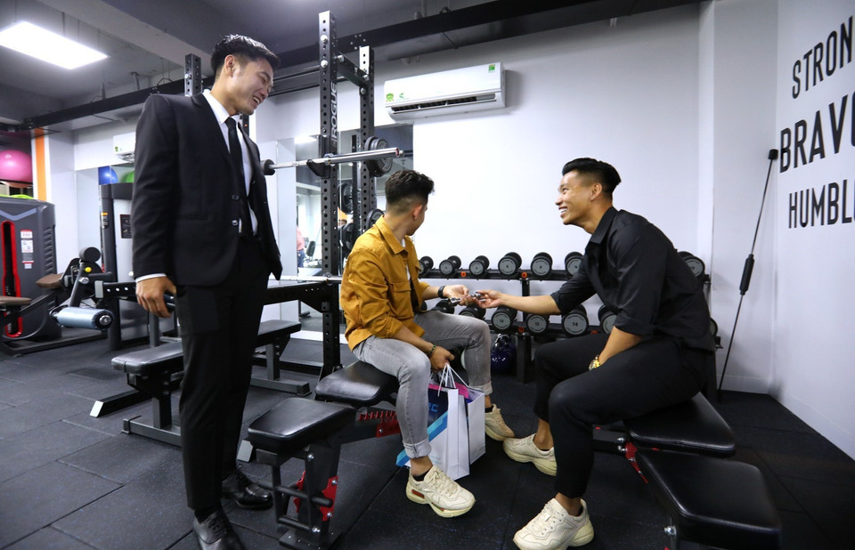 Các tuyển thủ bóng đá Việt Nam tham quan Trung tâm. (Ảnh: Thành Đạt/TTXVN)