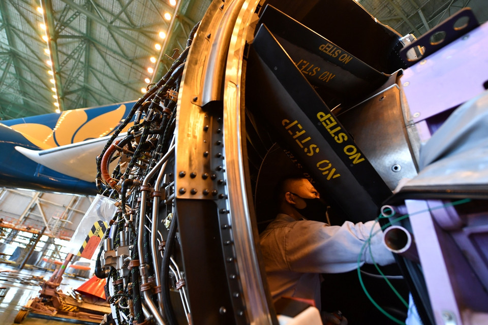 Động cơ tàu bay có kích thước rất lớn nên khi di chuyển đi đại tu, phải tách nhỏ thành các phần khác nhau và lắp lại thành khối hoàn chỉnh sau đó. (Ảnh:Vietnam+)